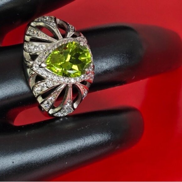 925 Sterling Silver Ring with Natural Peridot & CZ - Picture 8 of 11